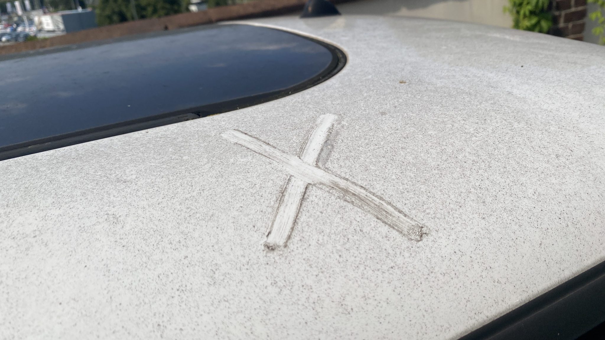 Na karoserii vašeho auta se přes noc může objevit prstem napsané písmeno X. Nevěstí to nic dobrého, musíte v tu chvíli jednat