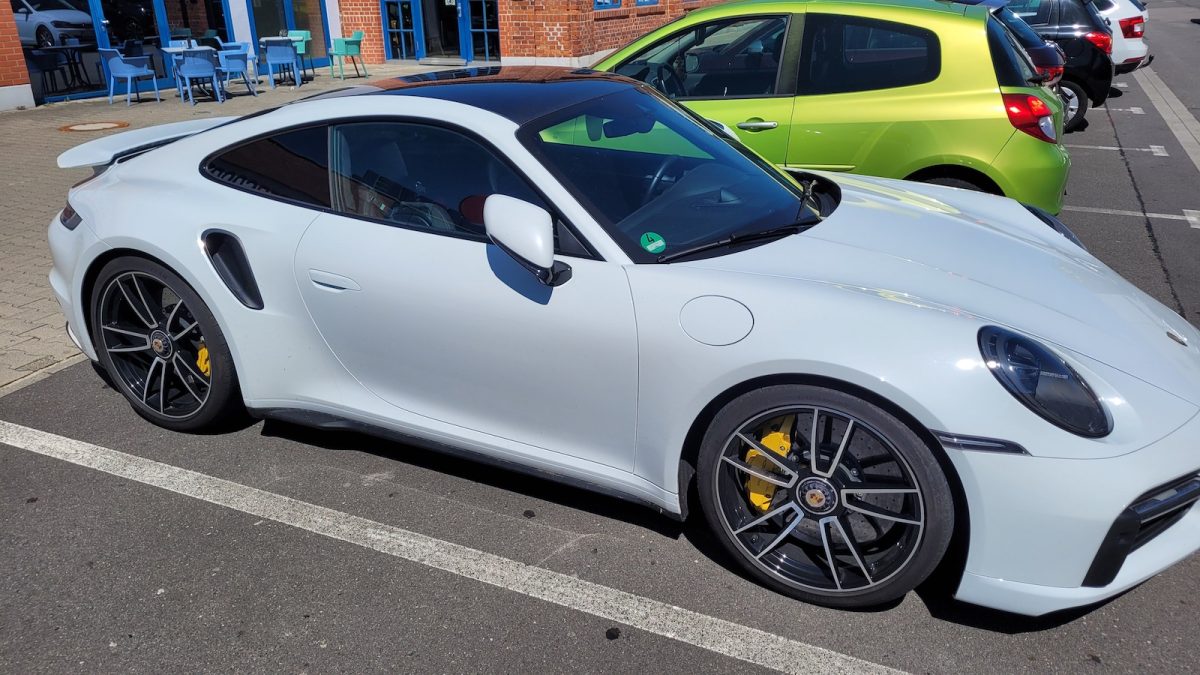 U Lidlu zaparkovalo nové Porsche 911 za 5 milionů Kč. Z toho, co jsem zbystřil uvnitř, jsem se usmíval ještě týden