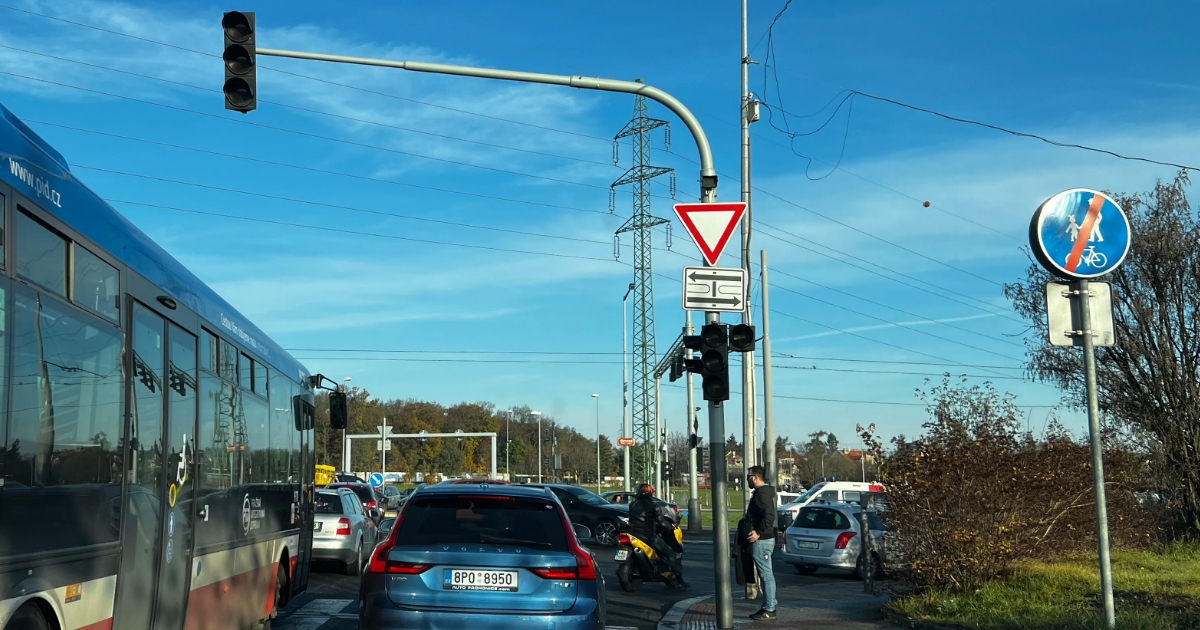 Nové dopravní značky v ČR mění staré pořádky: Jízda v protisměru je nyní legální. Konečně změna, kterou oceníme