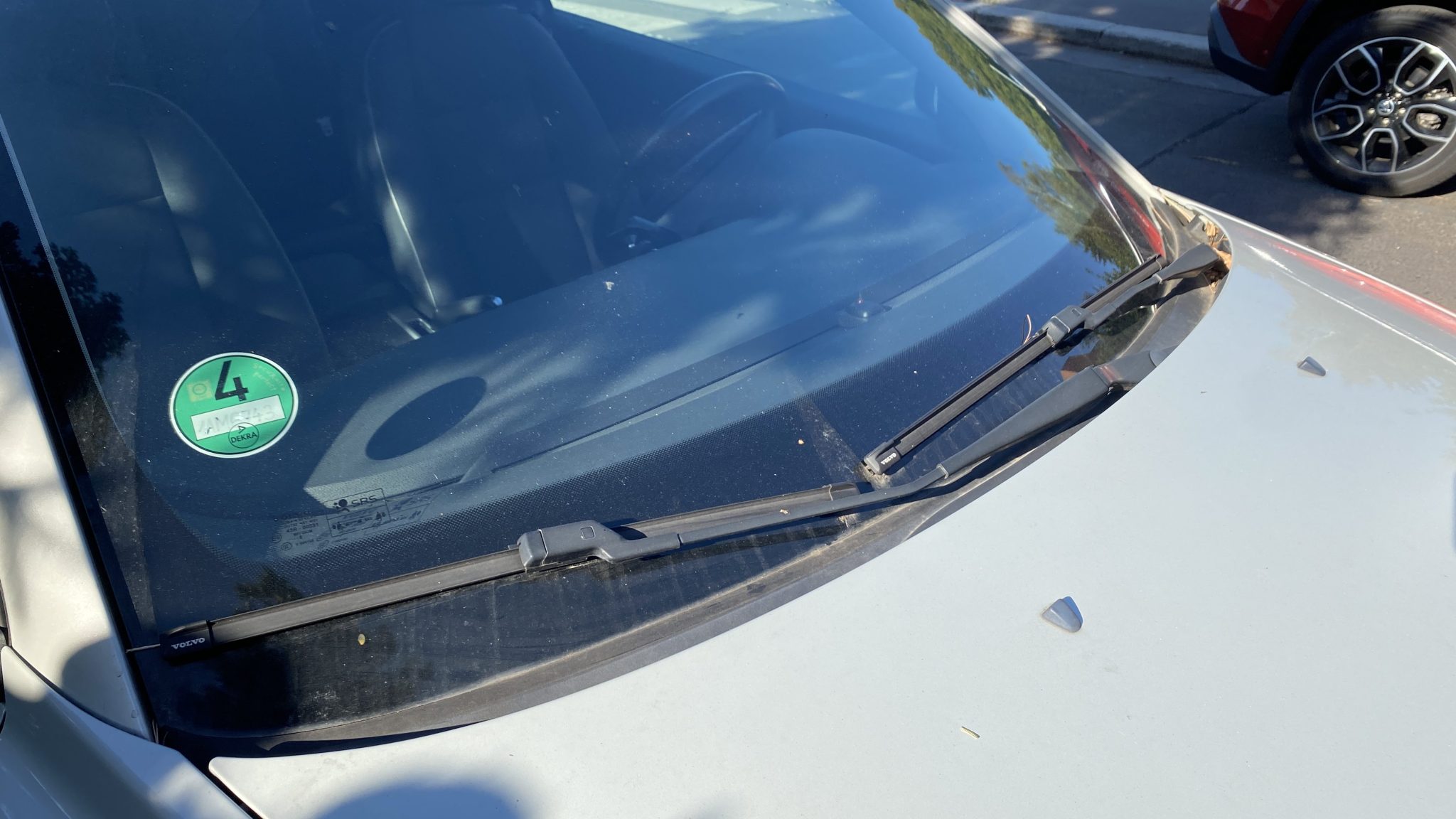 Řidiči hojně kontrolují své stěrače na autě. Předcházejí „nesmyslnému“ nařízení a šetří nemalé peníze