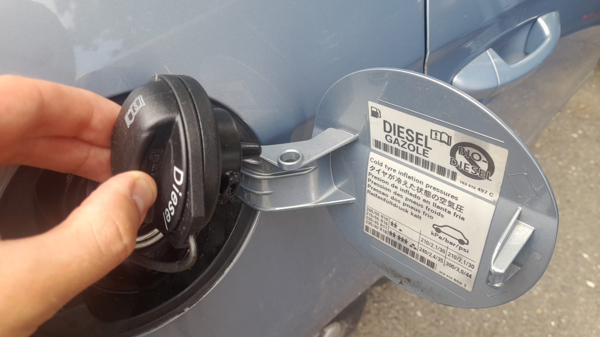 Zářezy nebo půlkruh na víčku nádrže umí podržet víčko při tankování