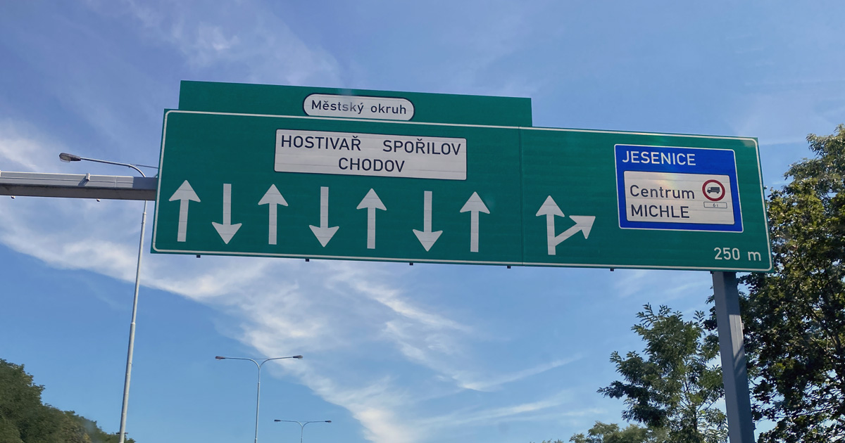 Nové dopravní značení na silnicích využívá optický klam. Řidiči se učí za jízdy: Vidí něco jiného, než si myslí, a uhýbají do strany