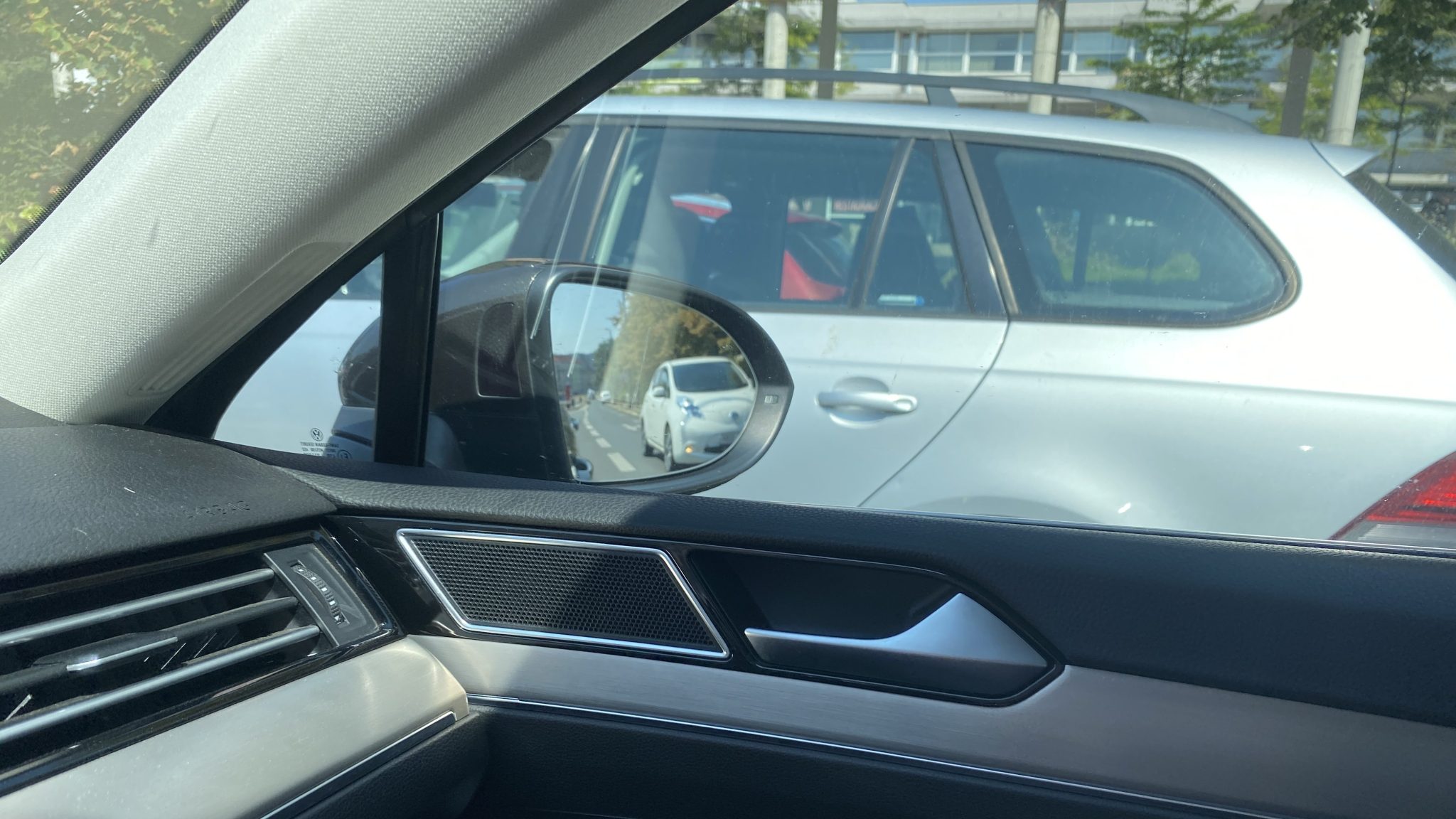 Zpětná zrcátka mají funkce, které nám v autoškole neukázali. Téměř 85 % řidičů si teď láme hlavu, proč je nevyužívali dříve