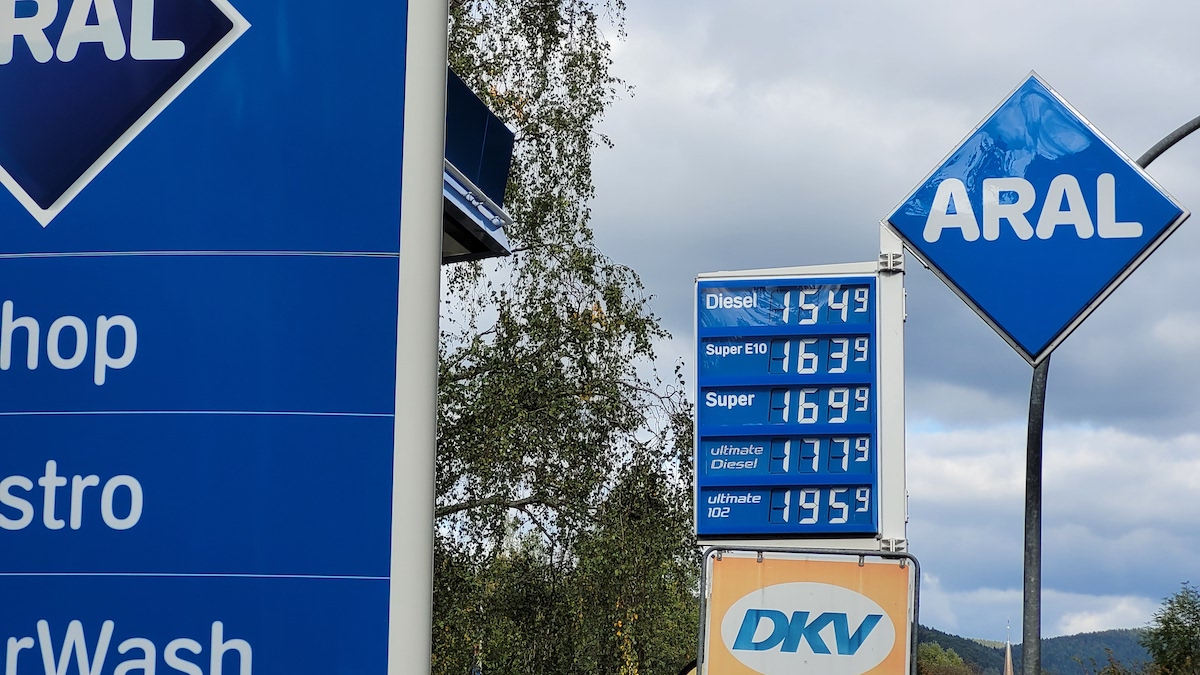 Tankovali jste dnes? V Česku začíná blázinec u pump, levnější palivo sem táhne i řidiče ze zahraničí