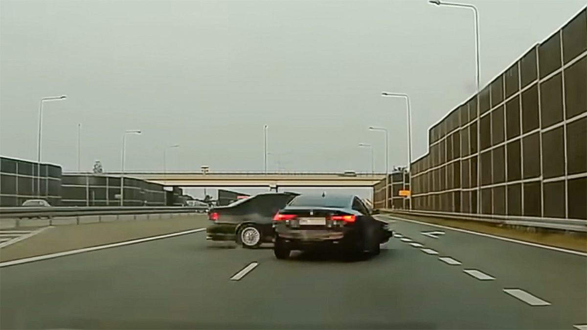 Dva šílenci v BMW se předjížděli na dálnici: První nezvládl manévr, druhý se postaral o drama. Komedii natočila palubní kamera