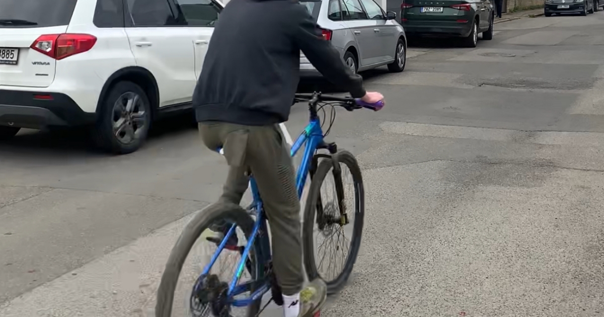 Praha otestuje první chráněný cyklopruh. Od aut ho oddělí černé flexisloupky v osmimetrových rozestupech