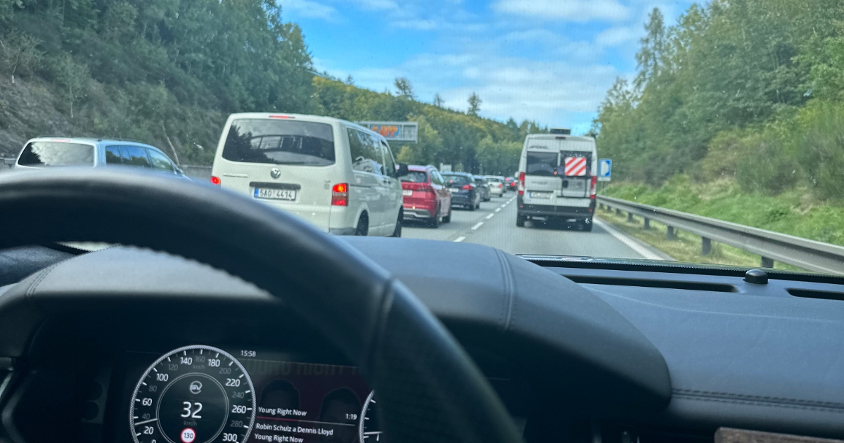 Nový rychlostní limit platí od začátku měsíce a řidiči v ČR o tom z 98 % nevědí. Riskují vysoké pokuty, a hlavně vlastní bezpečnost