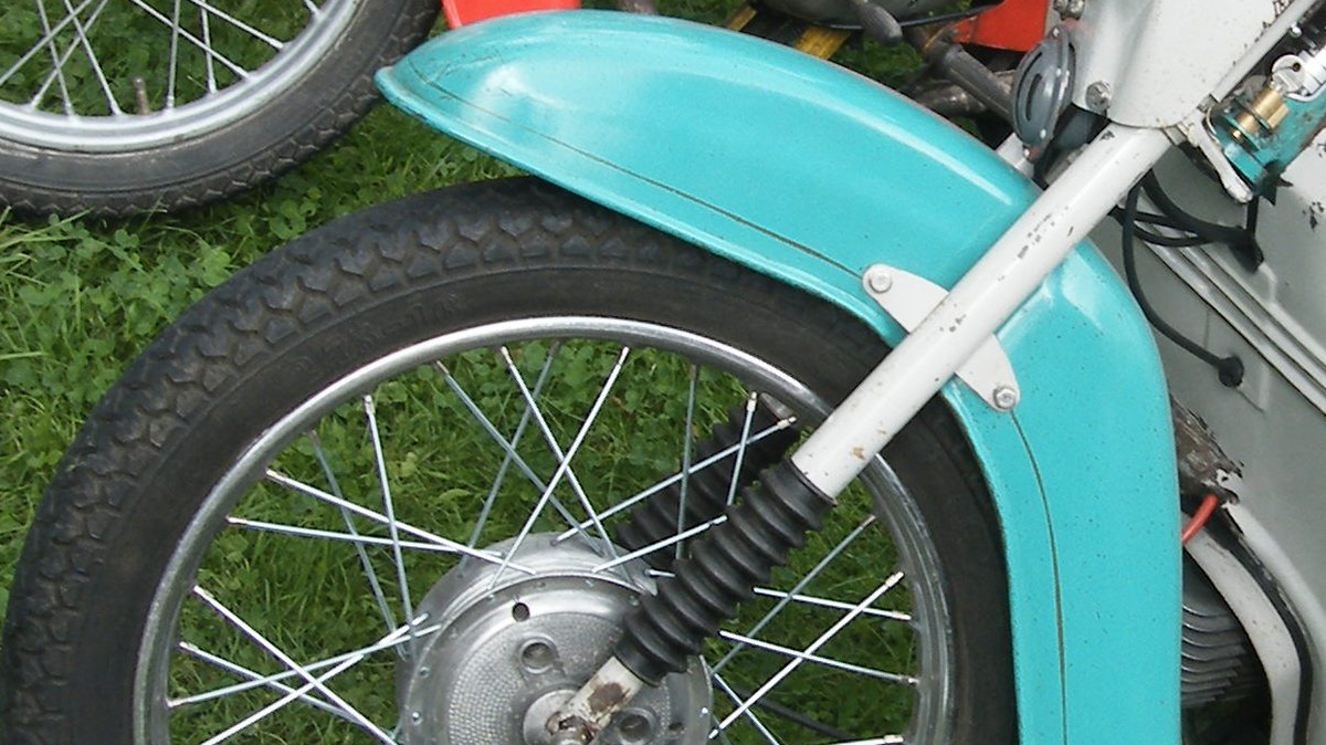 Retro Jawa Pionýr a starý Simson dnes stojí majlant. Fakt až tolik? Přitom jsou jich plné garáže i stodoly, možná je máte taky