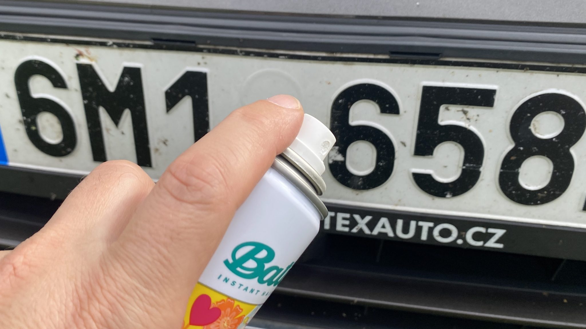 Na SPZ stříkají lak na vlasy: „Funguje jako imunita proti pokutám.“ Vyzkoušel jsem na vlastním autě