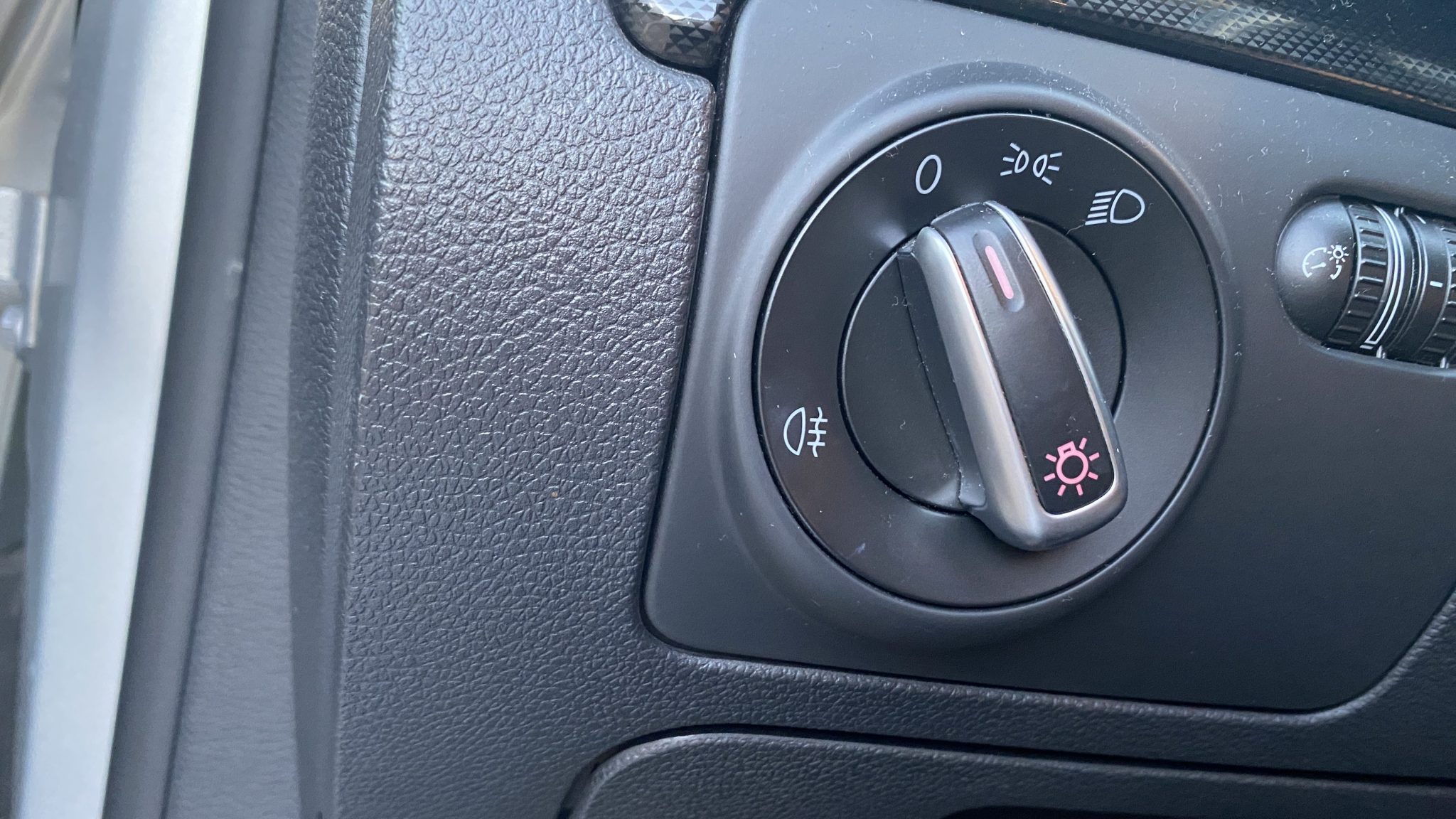 Policie zpřísnila kontroly světel. Za chyby, které dřív tolerovala, dnes rozdává tisícové pokuty