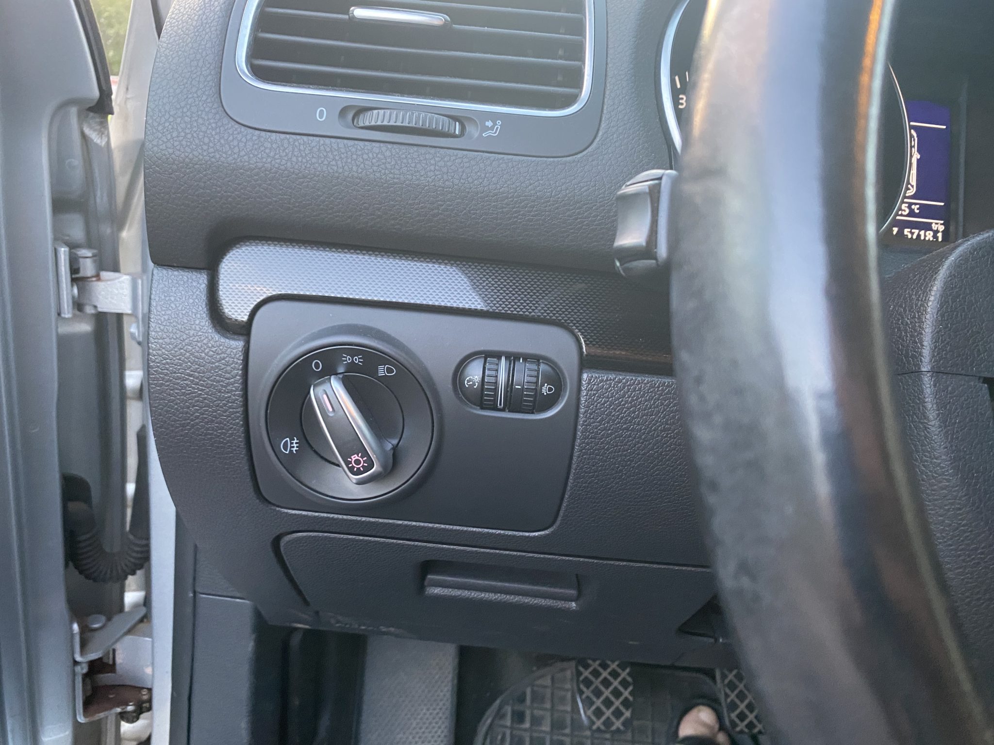 „Pane řidiči, nezapomněl jste?“ Už dnes: Nemalá pokuta a poklepání na čelo, pokud nevypnete tento spínač na palubní desce