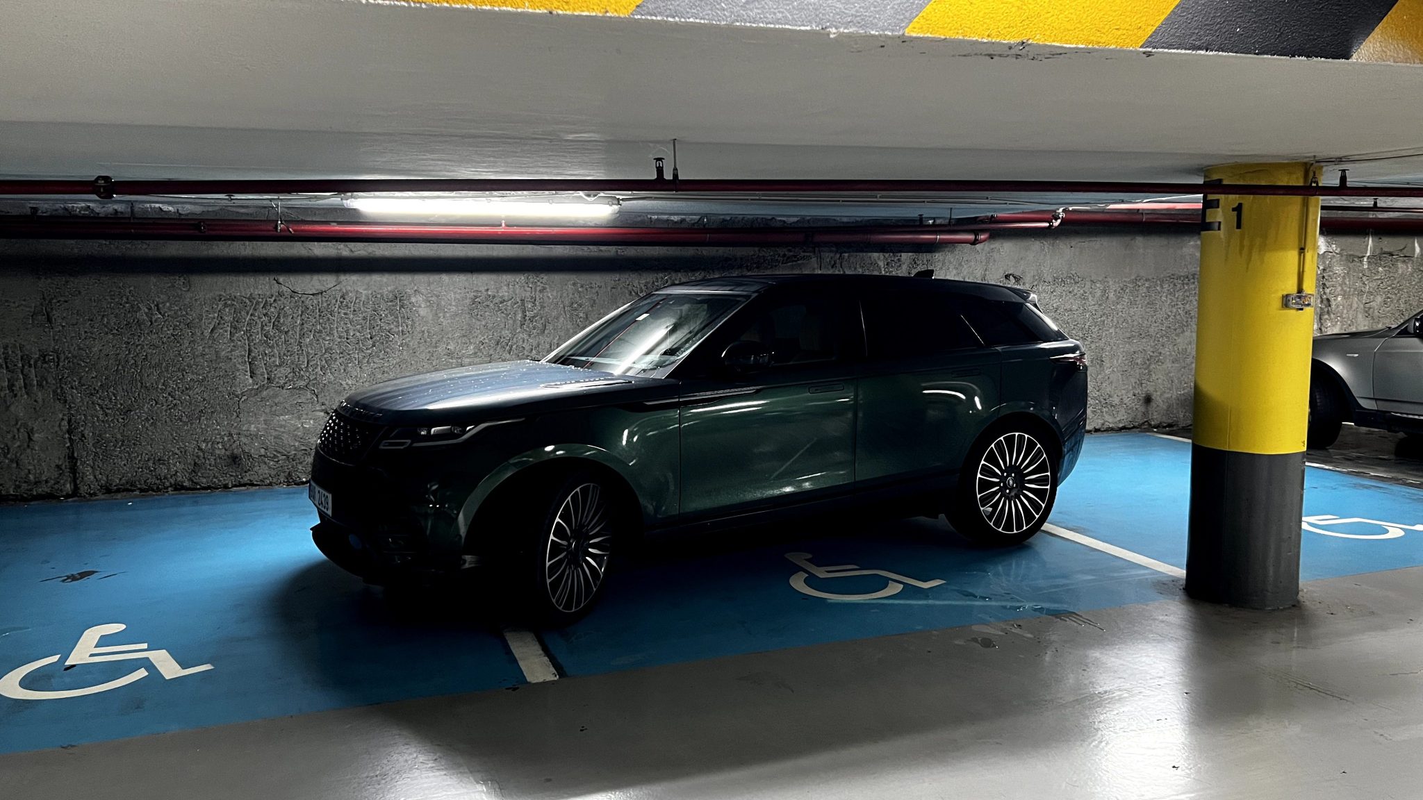 Magor v Range Roveru zaparkoval přes 3 místa pro invalidy: To jsem ještě neviděl. Přistihl jsem ho při činu, jak si žádá o životní lekci