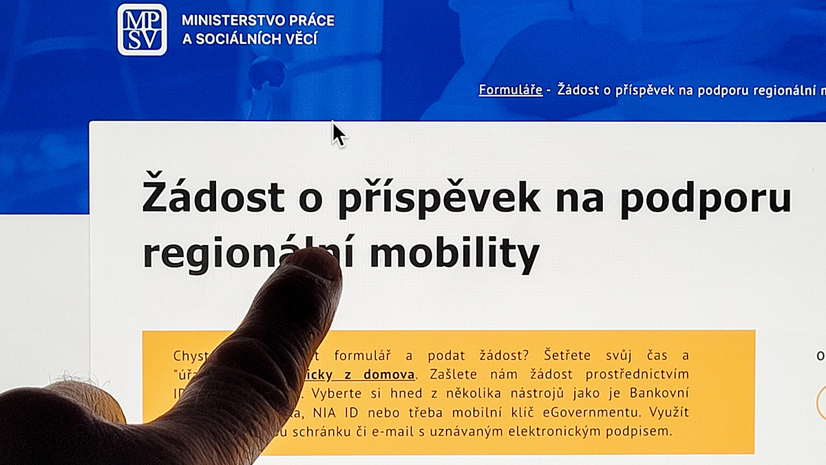 Řidiči mají nově nárok na příspěvek 3 500 Kč měsíčně na pohonné hmoty, jen o tom nevědí. Jak o peníze požádat?