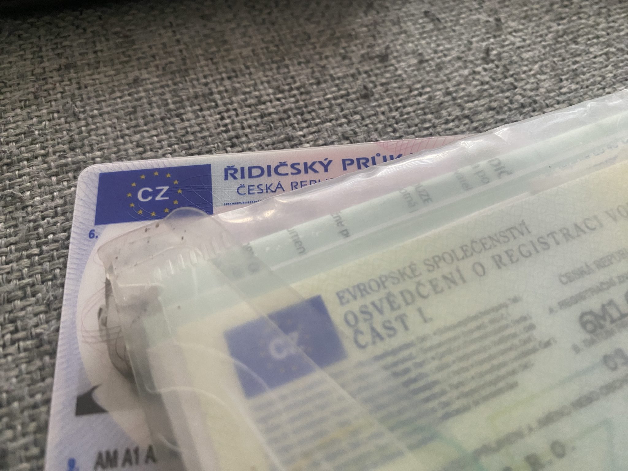 Němci přísně kontrolují hranice. Kdo jede tankovat nebo nakupovat jen s řidičákem, nemá jak prokázat totožnost