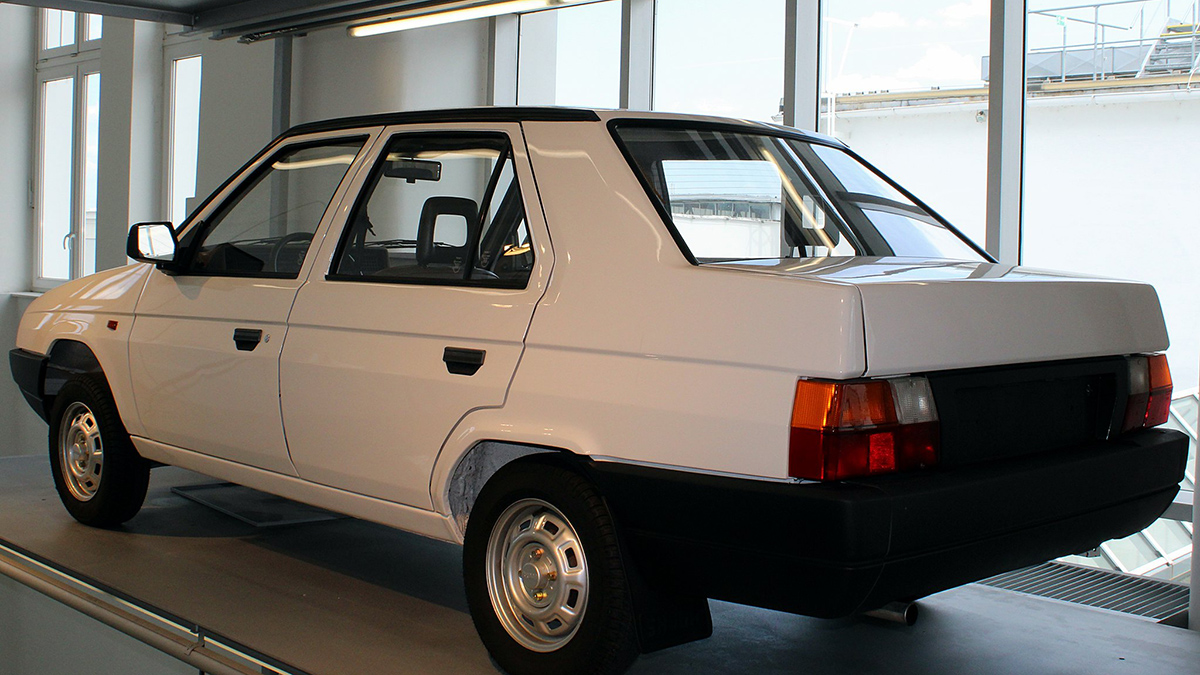 Škoda Favorit ožívá: Víte, že se vyráběla i ve variantě sedan? Škodě vrtá hlavou i dnes, Češi ho milují