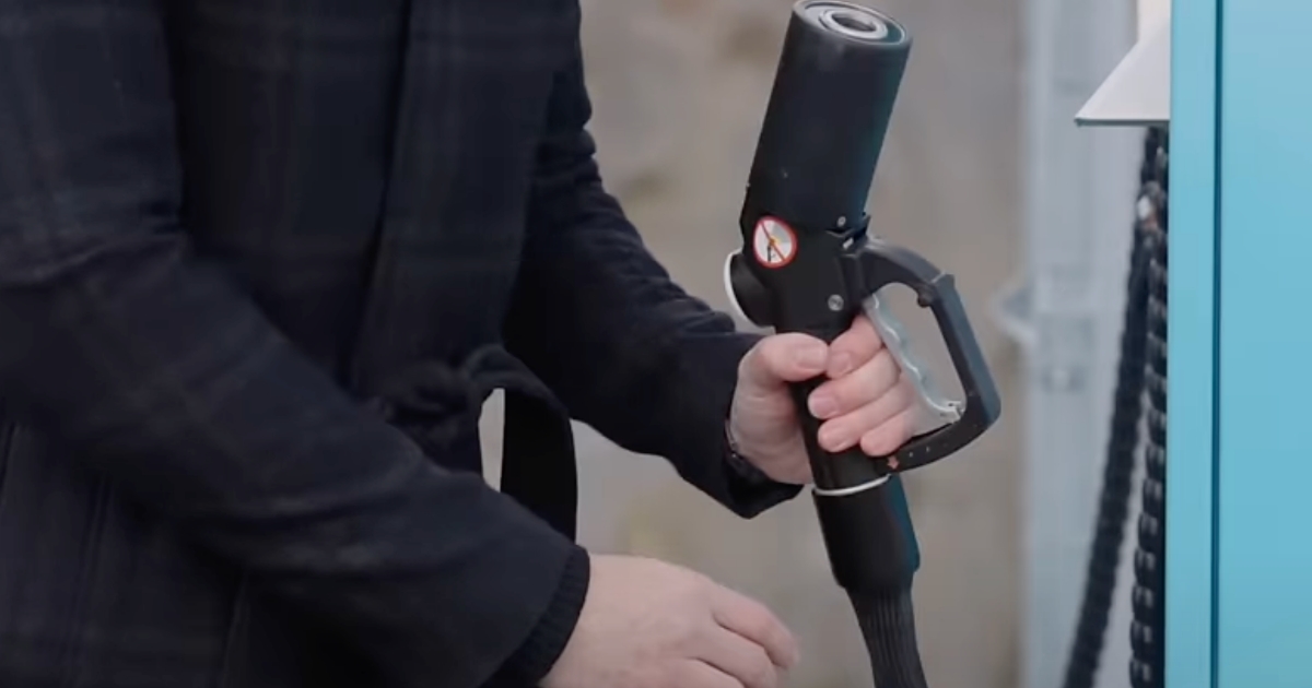 Revoluční palivo brzy na benzínkách: Zachrání svět aut a pošle elektřinu do kytek. Zastoupí benzín i naftu