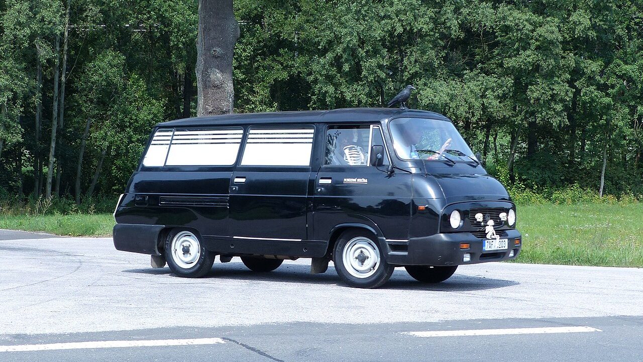 Jaký je život za volantem pohřebního vozu? Rozhovor s řidičem: „Nikdo zezadu nic nekomentuje, mám svou pohodu.“