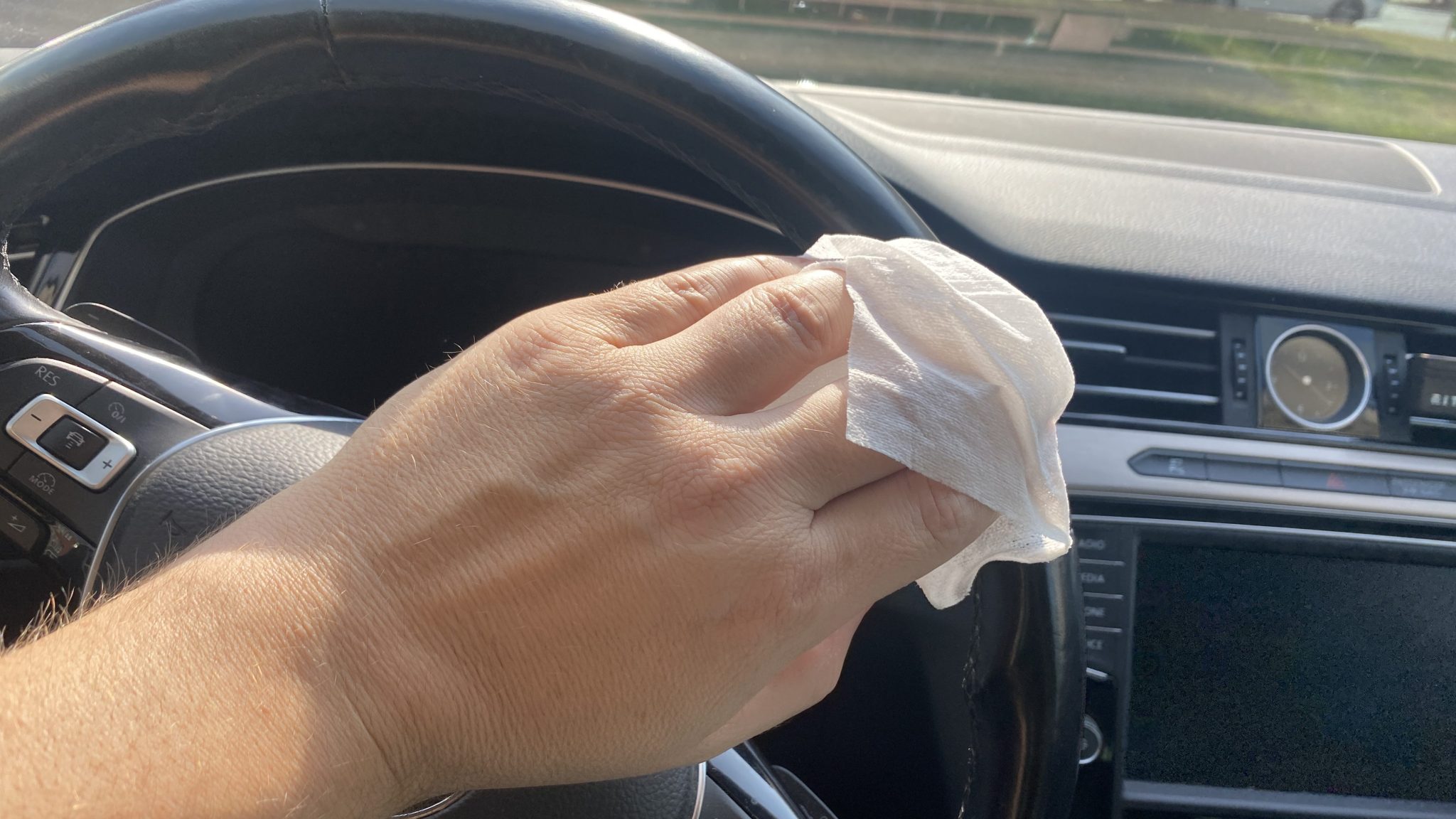 Proč zkušení řidiči nikdy nečistí volant vlhčenými ubrousky. Radí to všem, důvod je více než jasný