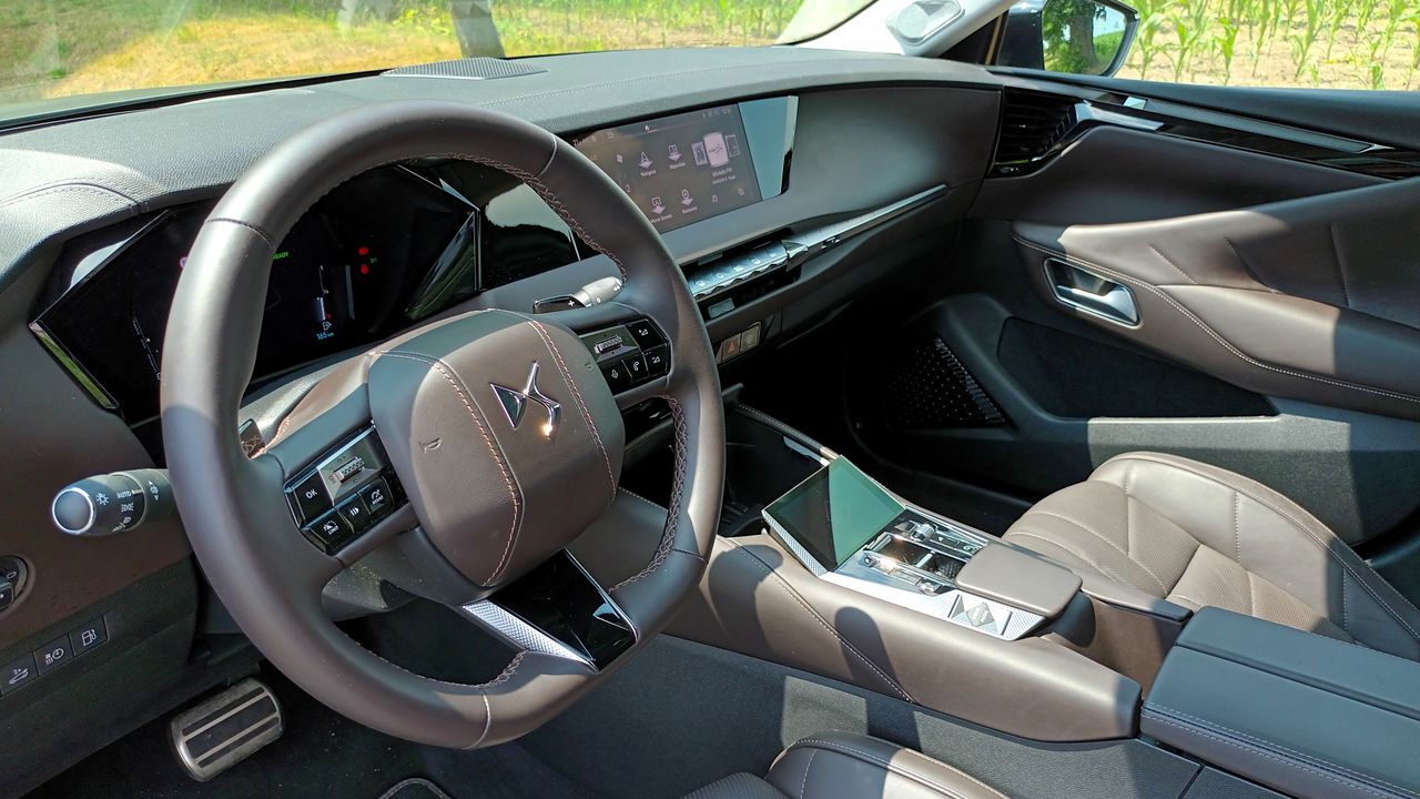 Týden jsem řídil francouzské auto. Tomu říkám ostuda, tak luxusní za super peníze, a Češi ho vůbec neznají