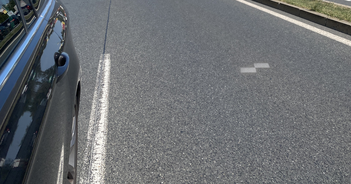 Bílé čtverce se objevily na českých silnicích. Řidiči nevědí, co mají dělat, když je potkají. Kdo za ně může dostat pokutu?