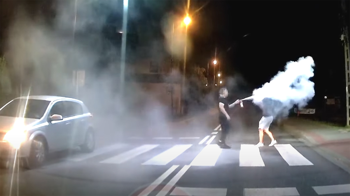 Na silnici potkal agresivního opilce. V sebeobraně ho zastavil hasičákem, vše zachytila palubní kamera