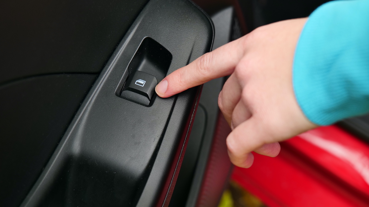 Automechanici doporučují: krátký pohyb před startem prodlužuje životnost motoru i baterie. Dělejte ho a poděkujete sami sobě