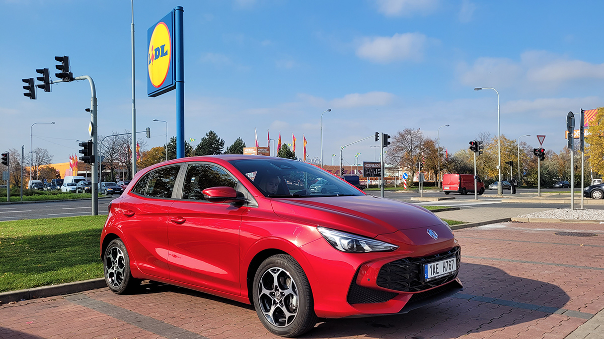 Načapali jsme u Lidlu největšího nepřítele Škodovky, mělo to dohru. Čínská konkurence překvapila nečekaným detailem