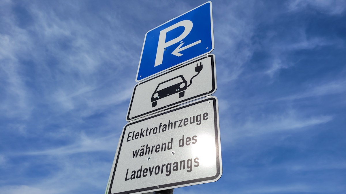 Veřejné nabíječky pro elektromobily zejí prázdnotou. Jsou využité jen z 12 procent, řidiči radikálně změnili své návyky