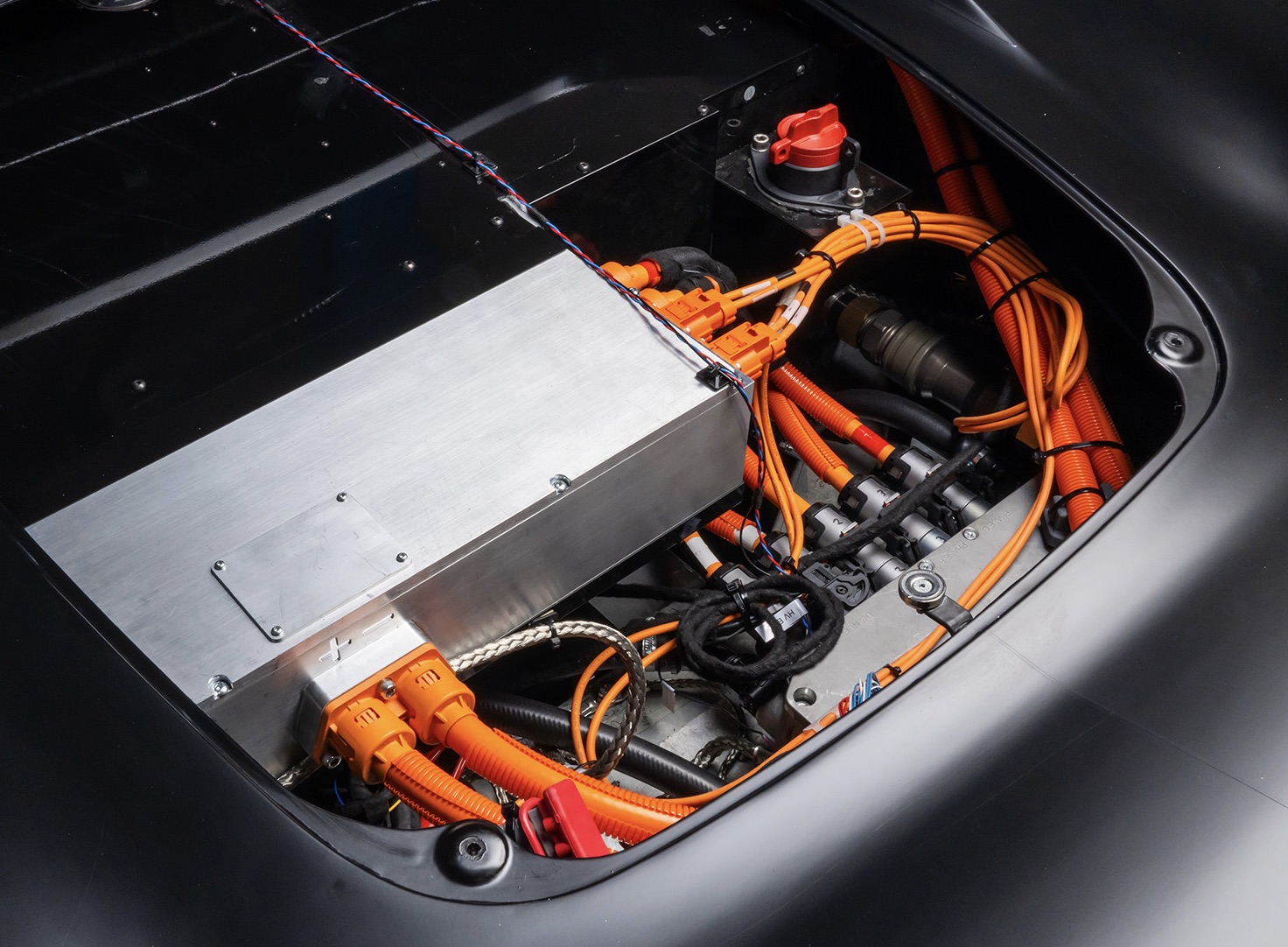 Problém elektromobilů vyřešen „zázračnou“ technologií: Nabití za 4 minuty a 37 sekund a nájezd 960 000 km