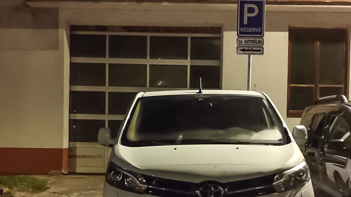 Zaparkoval a zaplatil, přesto mu auto odtáhli. Toto je varování pro ostatní. Jak tomu předejít? Městská policie nově úřaduje