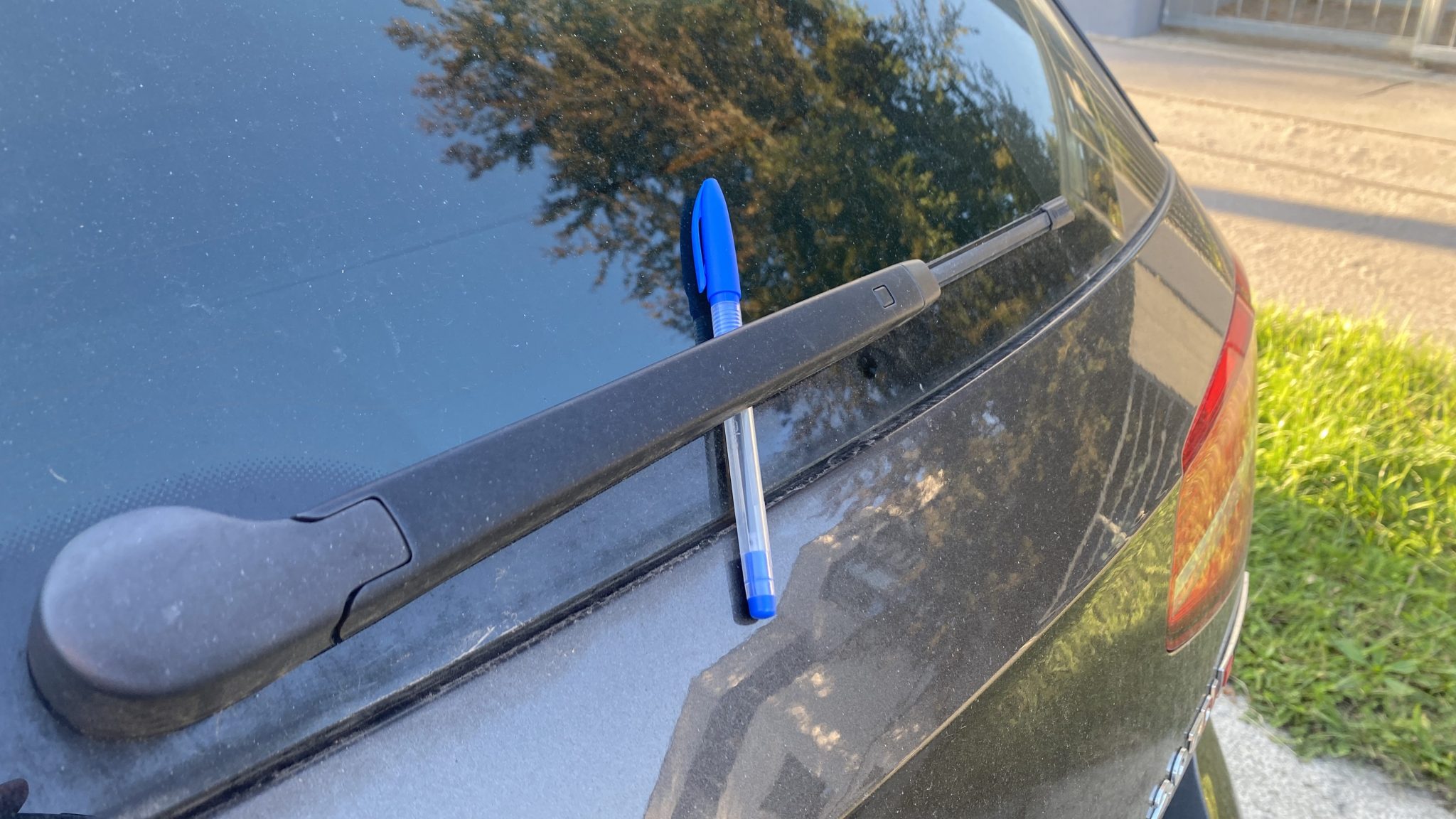 Objevily se vám na stěračích žluté tečky? Znamená to, že musíte jednat