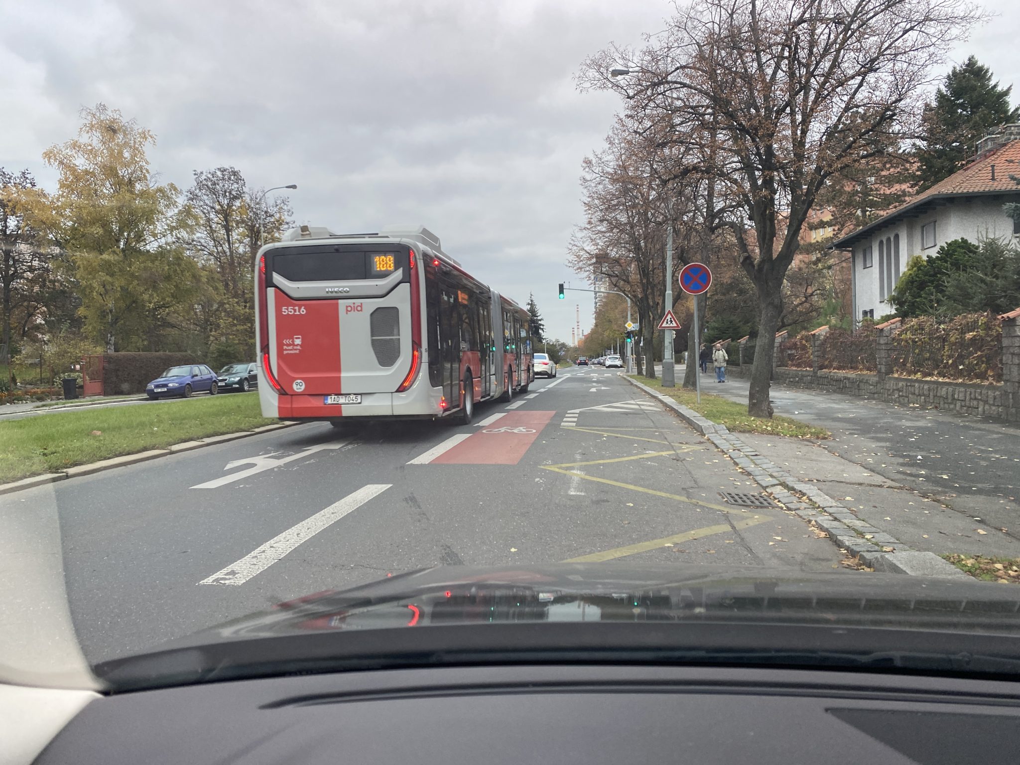 Stačí jedno auto v zastávce a bezbariérový autobus za miliony ztrácí smysl. Doplácejí na to senioři, vozíčkáři i maminky s dětmi