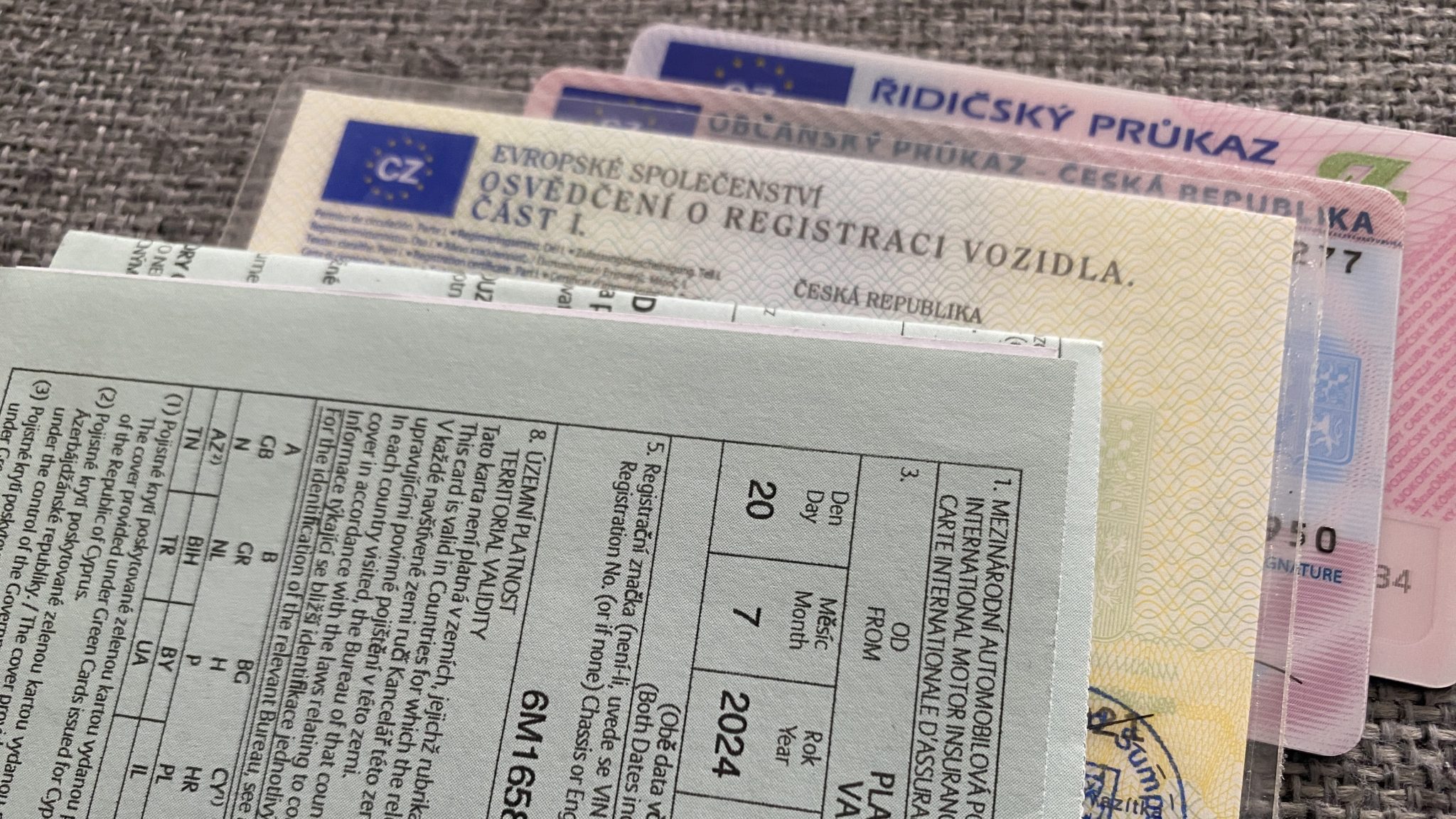 Pane řidiči, jestli tyto papíry zapomenete doma, očekávejte tučnou pokutu. Vozíte velevážený doklad vždy v autě?