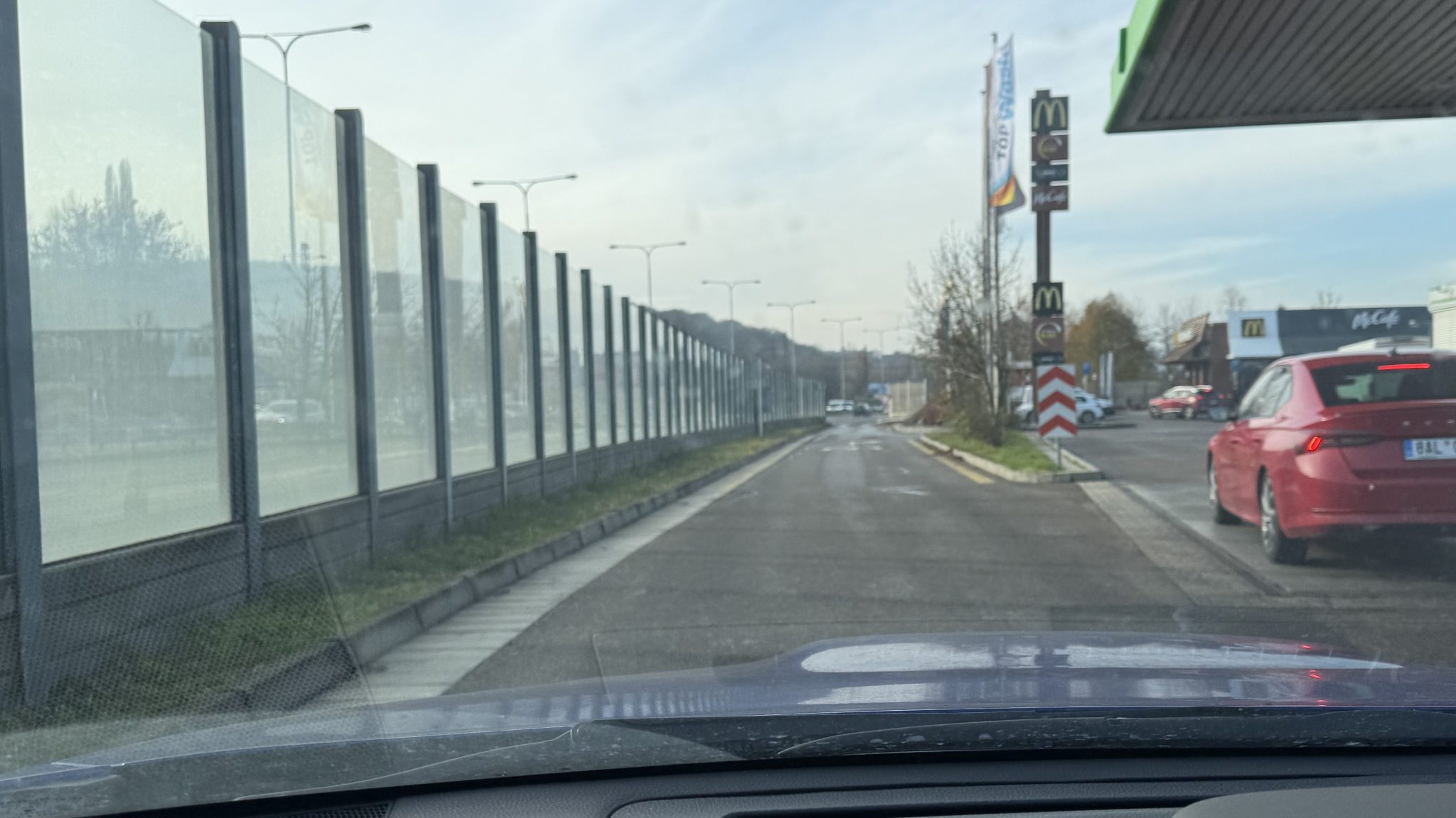 Čerpací stanice zavádí pokuty: 10 000 Kč za průjezd bez tankování. Nové pravidlo terorizuje řidiče, my ale tleskáme