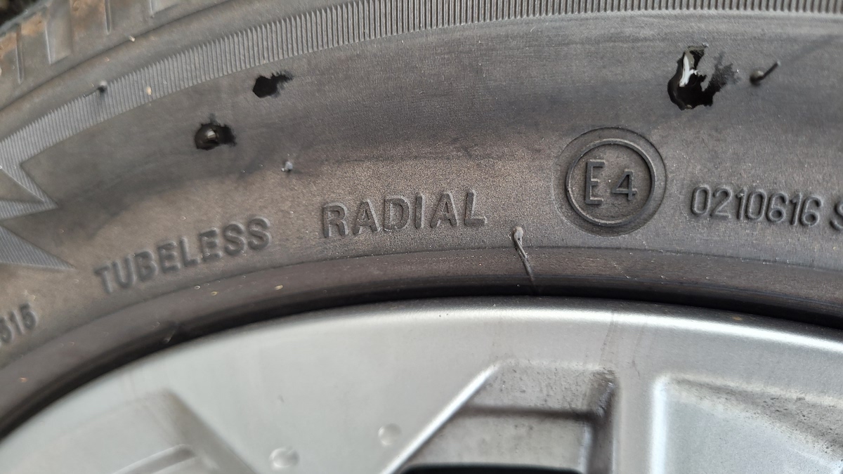 Kód na pneumatice spousta řidičů nezná, přitom může doslova „předejít nehodě“. Najdete ho tady