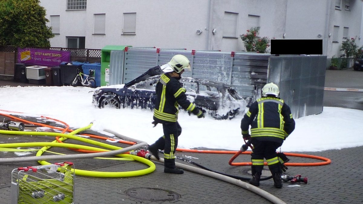 Žena omylem natankovala benzín do TDI. Situaci řešila svérázně, popojela k vysavači a šla ho vysát. Výsledek? Volali hasiče