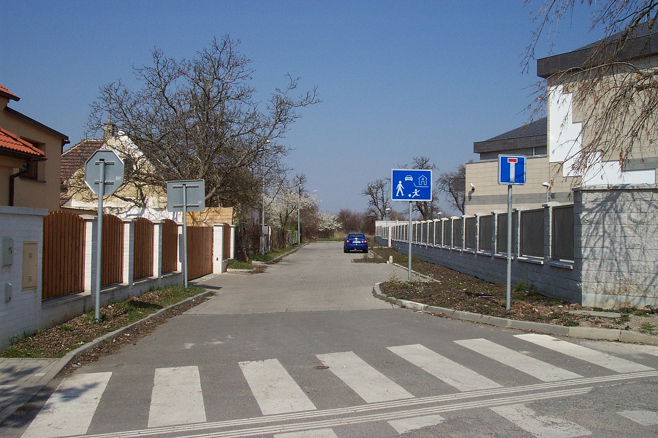 Modrý obdélník a modrý kruh: Dvě podobné dopravní značky s diametrálně jiným významem. Jen 43 % Čechů zná rozdíl