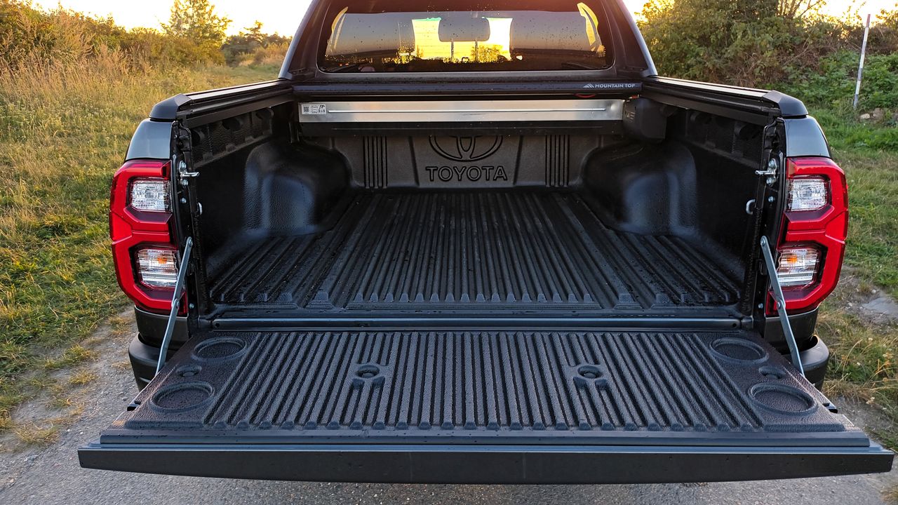 Elektrický Hilux ujede jen 257 km a utáhne o polovinu méně než diesel. Toyota sází na slavné jméno, riskuje ale svou pověst