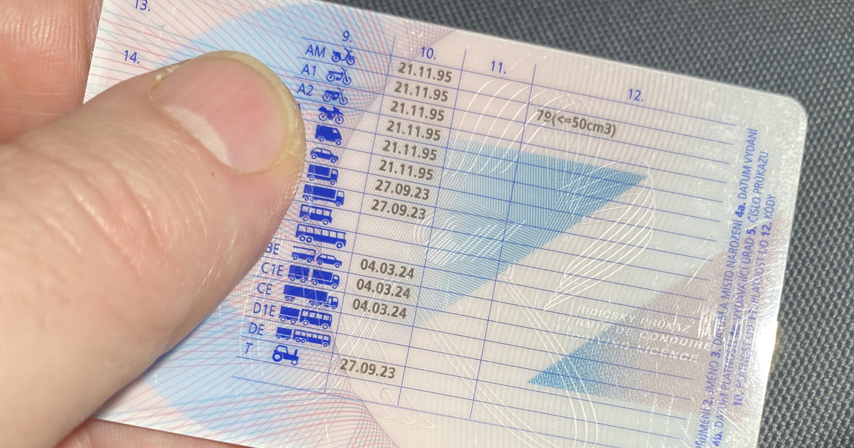 Senioři za volantem končí. Nový zákon v Evropě přináší přísný věkový limit. A je dříve, než byste řekli švec
