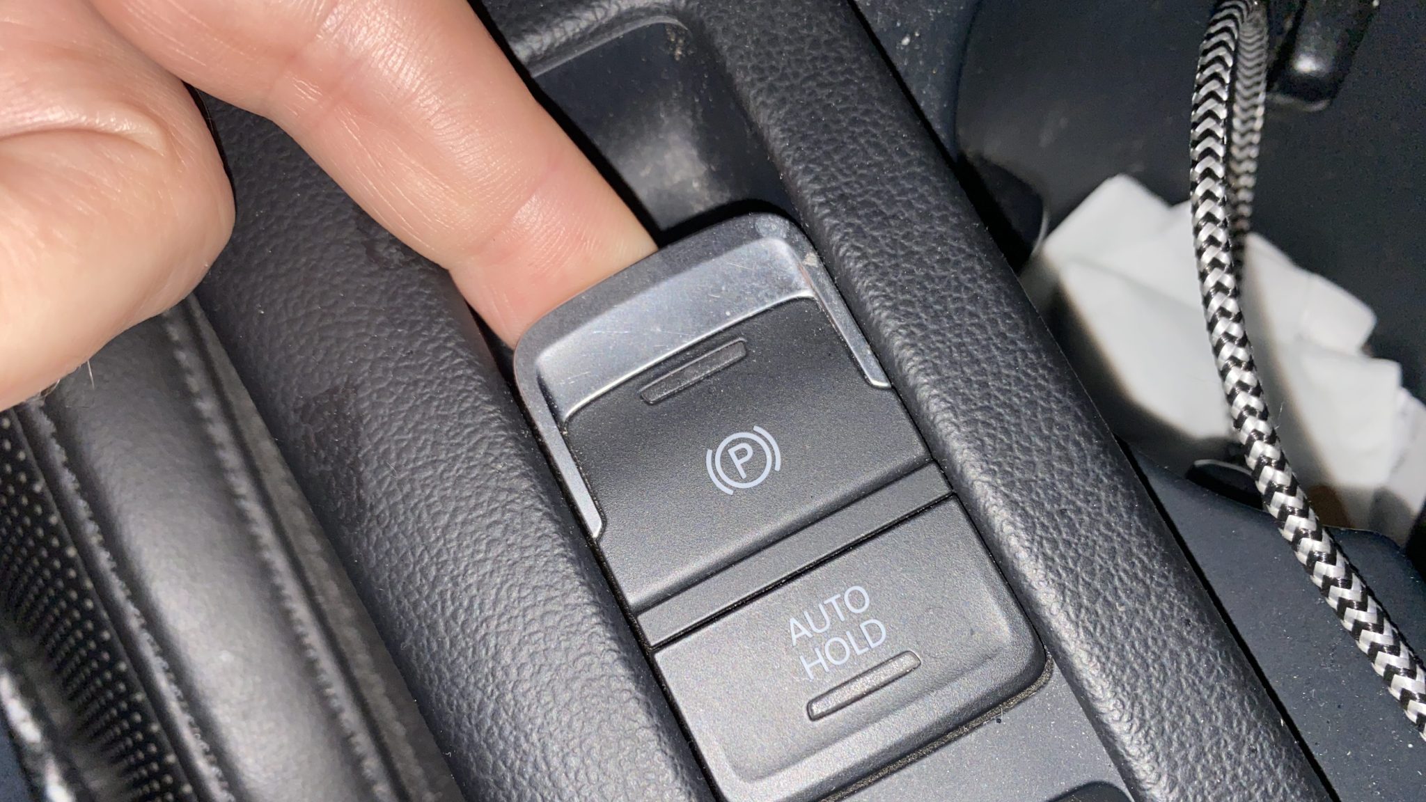 Vy to nezkoušejte, udělal jsem to za vás: Za jízdy jsem „zatáhl“ automatickou ruční brzdu. Neuhodnete, co se stalo