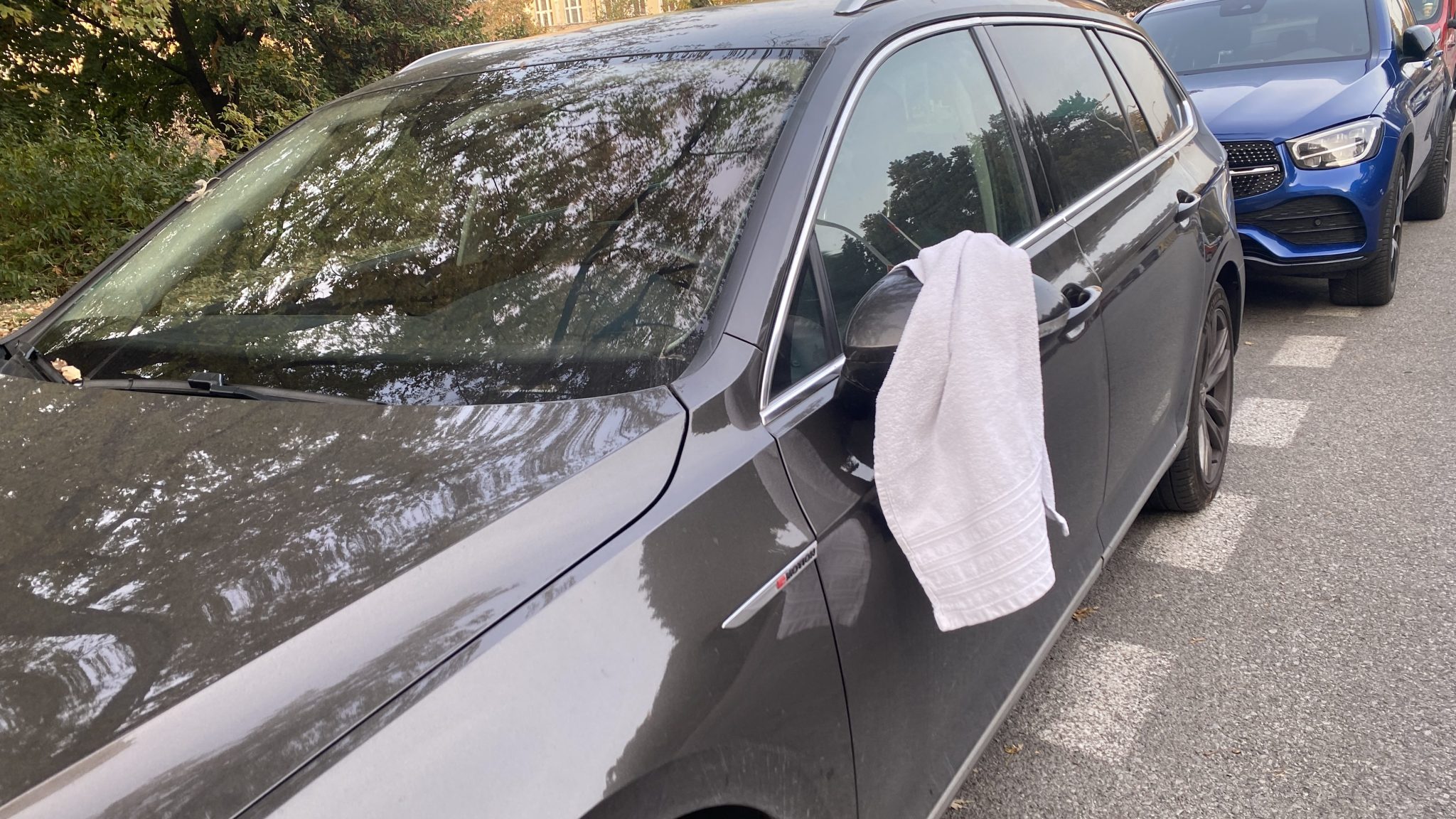 Bílý ručník na zpětném zrcátku: Důležitý signál pro řidiče i policii. Co znamená a proč byste ho měli od zítra vozit?