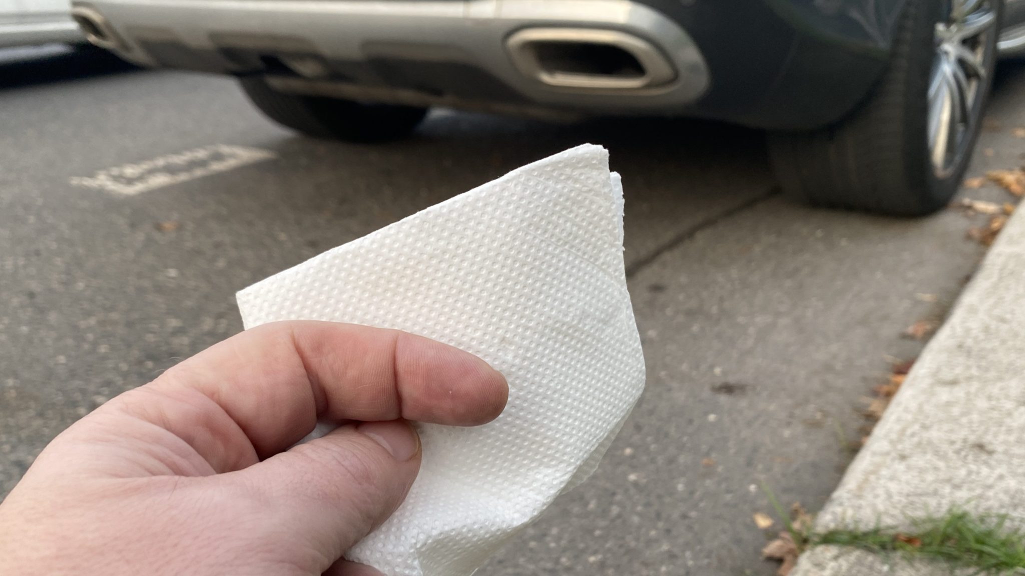 Zkontrolujte si motor auta pomocí listu papíru. Starý test českých automechaniků funguje jako diagnostika dodnes