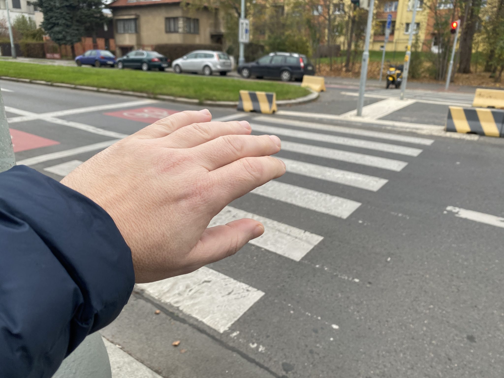 Na přechodu platí víc pravidel, než si lidé myslí. Zákon ukládá povinnosti i chodcům