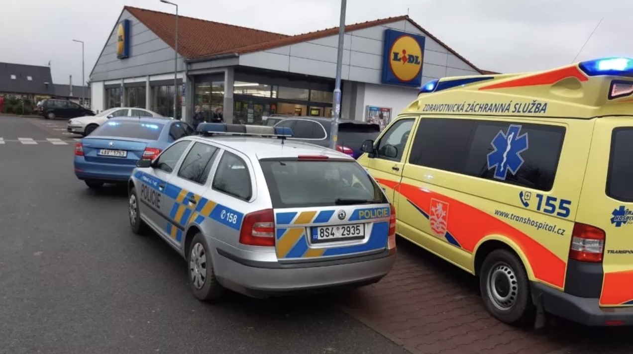 Mnoho Čechů to v autě dělá pro pohodlí. Záchranář varuje: Stačí mírný náraz a do smrti nebudete chodit