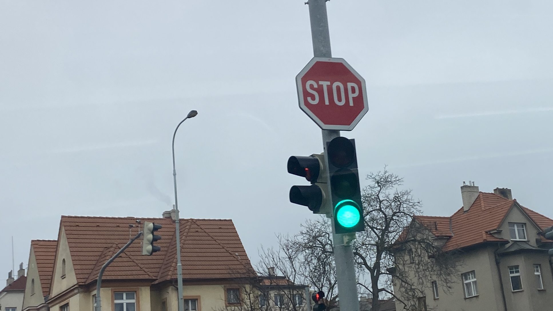 Nové silniční pravidlo v ČR? Řidiči nemusí vždy zastavit před značkou STOP, ale mohou plynule jet