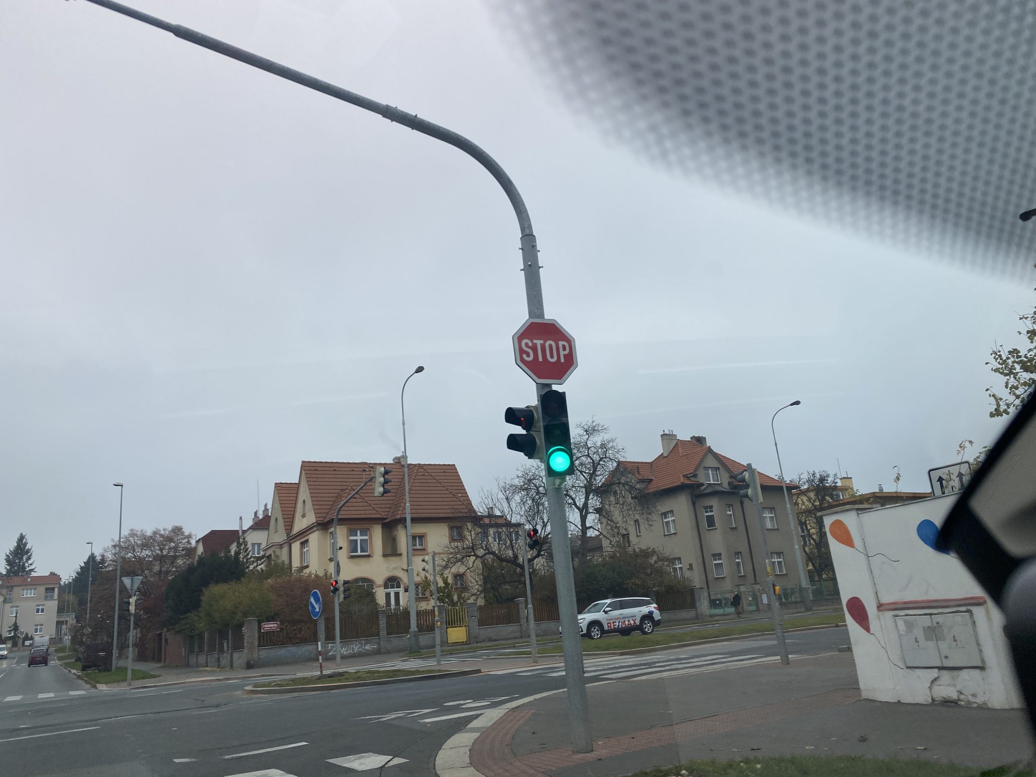 Kdy u značky STOP nemusíte zastavit? Překvapivě často. Až 64 % řidičů neví, jak správně reagovat