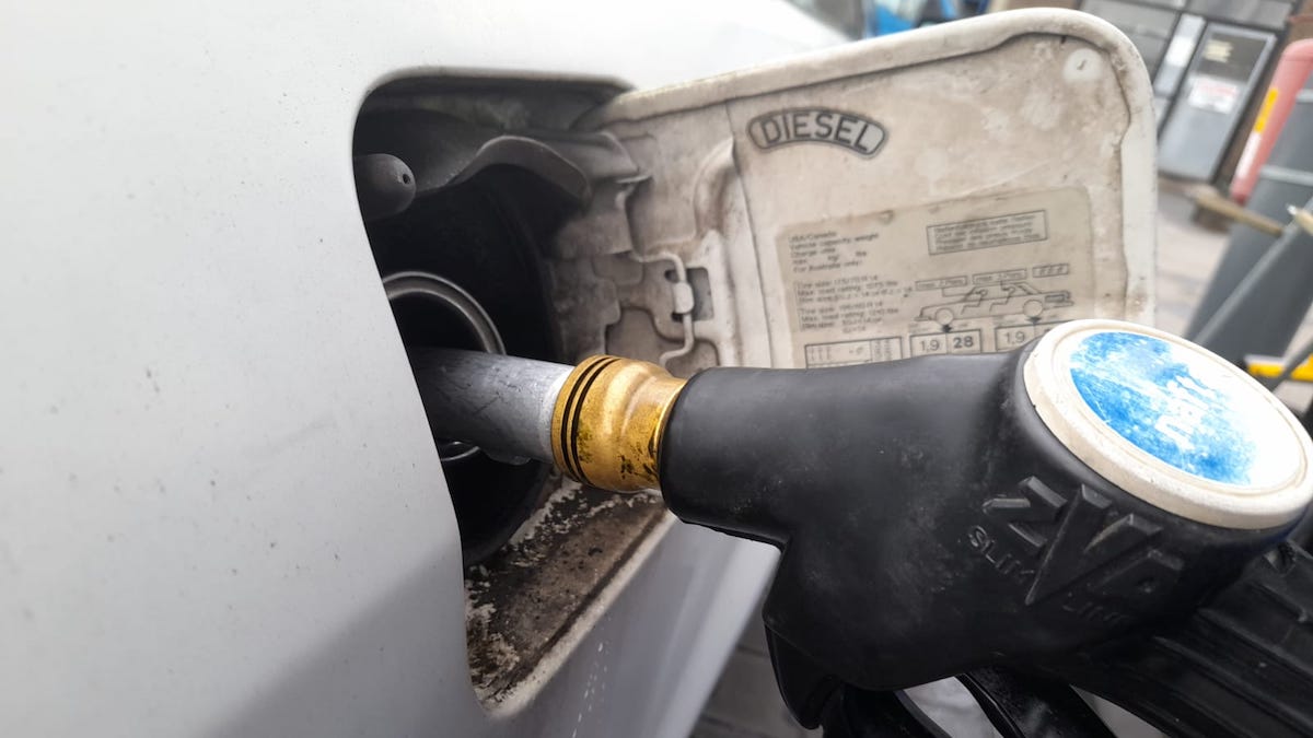 Jak dostat na pumpě do nádrže více paliva za stejné peníze? Stačí využít „německý způsob“ tankování