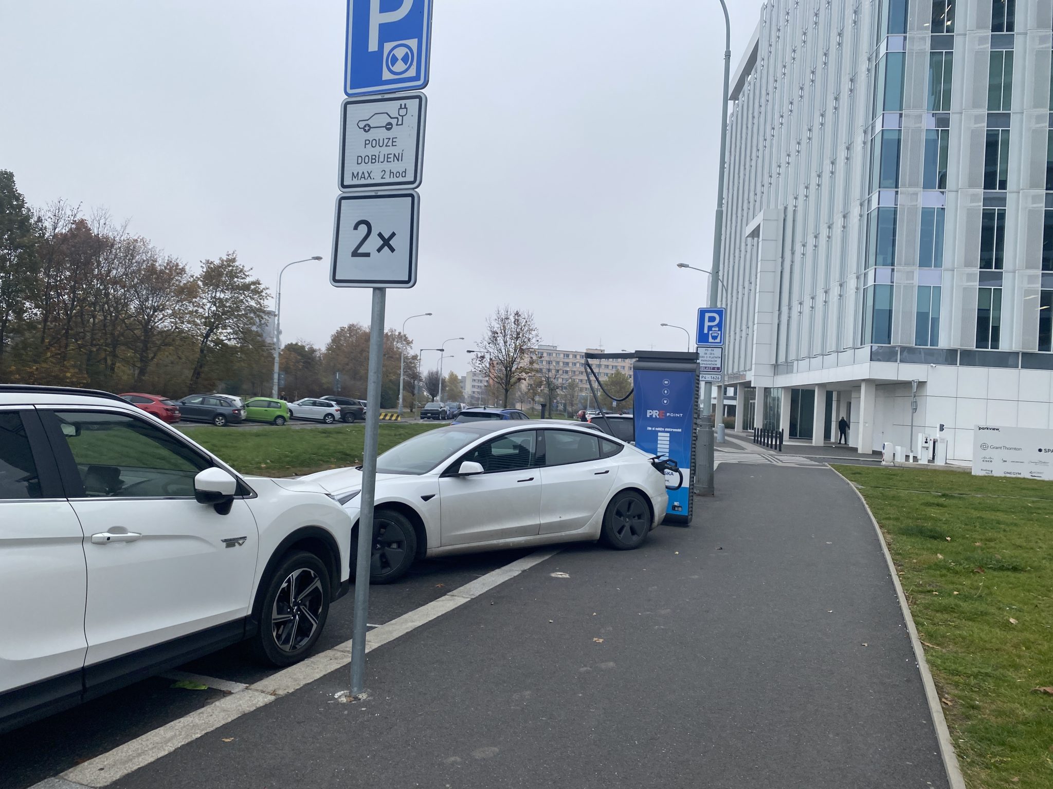 Časy se mění a situace se otáčí proti elektromobilům. Majitelé musí platit daň až 50 000 Kč