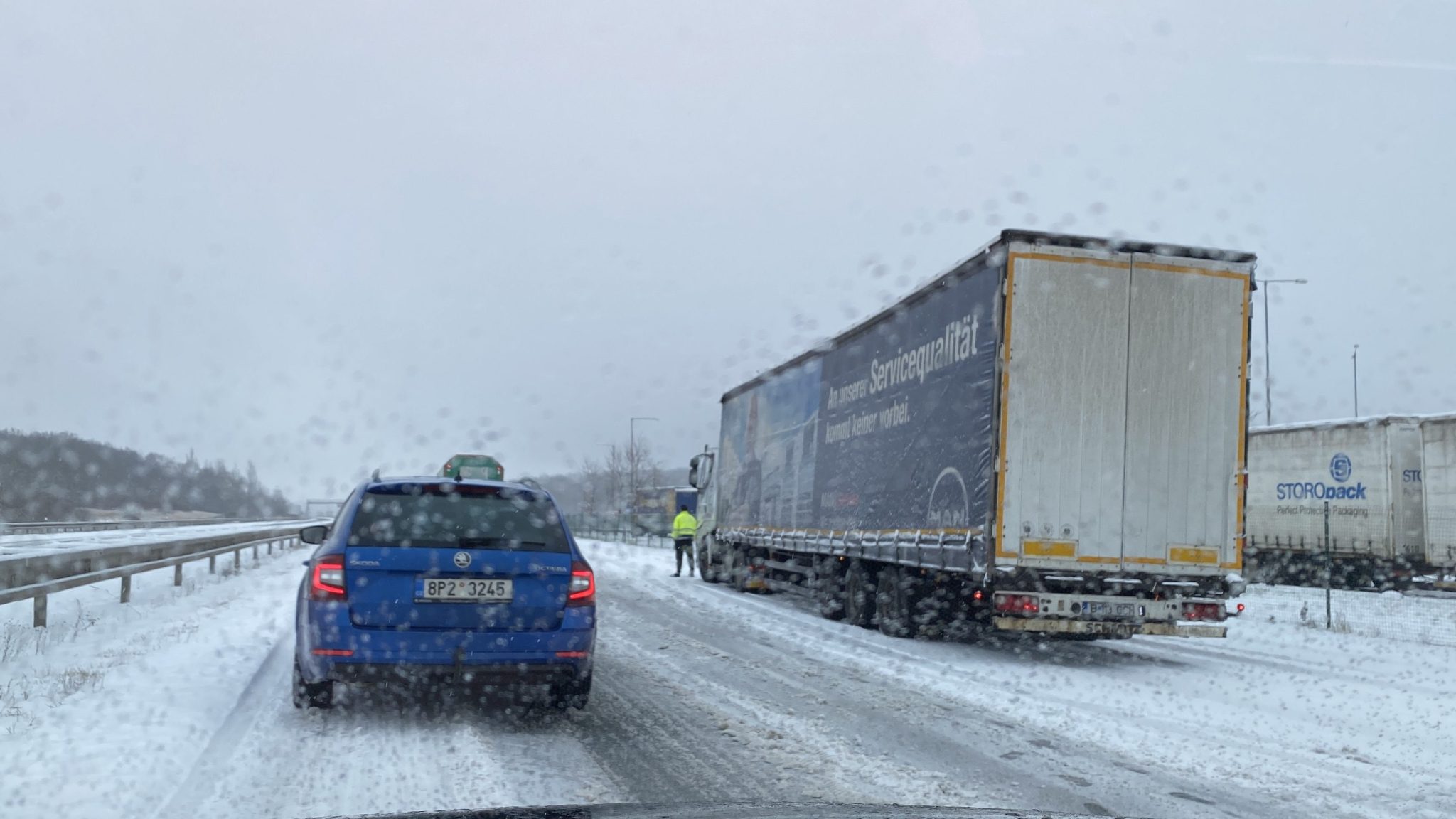 Sněží jako o závod: řidiči netuší o nové pokutě za 3 240 Kč. Víte, v jakých oblastech je zimní vybavení nově povinné?