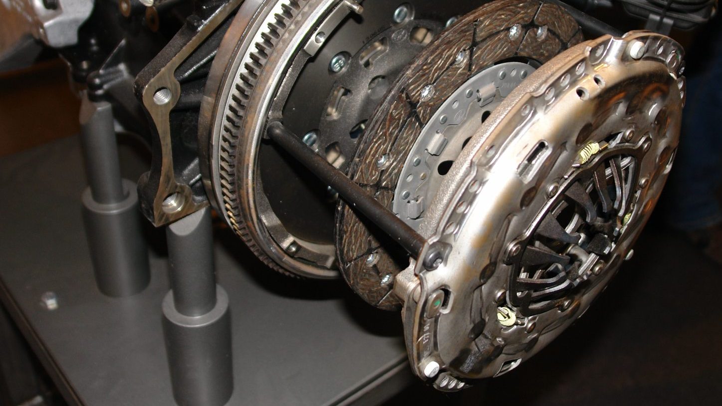 Co dělat, aby spojka v autě vydržela 200 000 km? Odstraňte tyto nevědomé řidičské zlozvyky. Dělá je 87 % řidičů